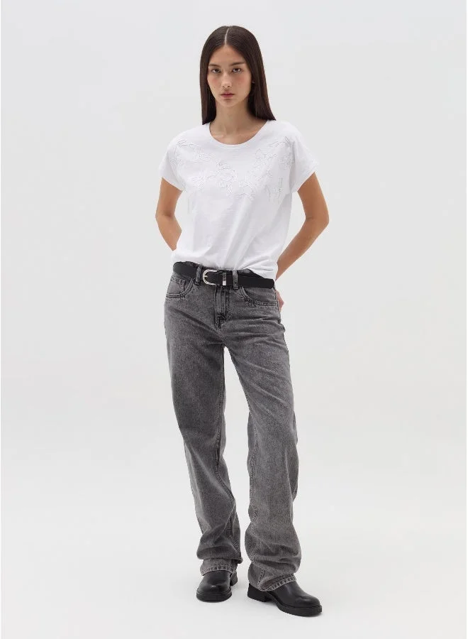 او في اس تيشيرت بتطريز زهري